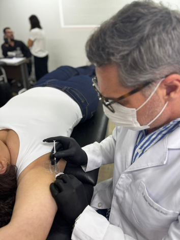 Fisioterapeuta aplicando técnica de mesoterapia em paciente